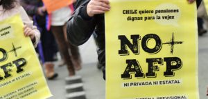 24 de Julio del 2016 / SANTIAGO Una marcha a nivel Nacional, convocada por diversos grupos de la sociedad civil realizan denominada NO + AFP”, autorizada por la Intendencia Metropolitana y que busca “exigir el fin del sistema de capitalización de pensiones, más conocido como AFP. FOTO: SEBASTIAN BELTRAN GAETE / AGENCIAUNO